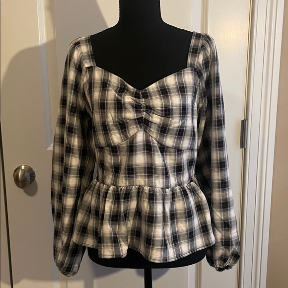 Pleione Tops - PLEIONE Black and White Peplum Blouse
Size Medium